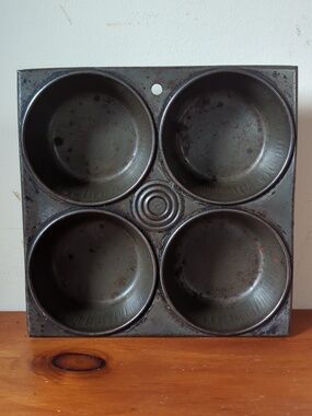 Antique Bull's-eye Metal Four Bisquit Tin Pan